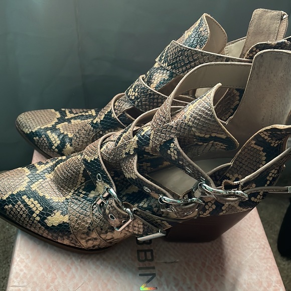 The shoes has a small crease in the front. Only been worn a few times. - Picture 3 of 3